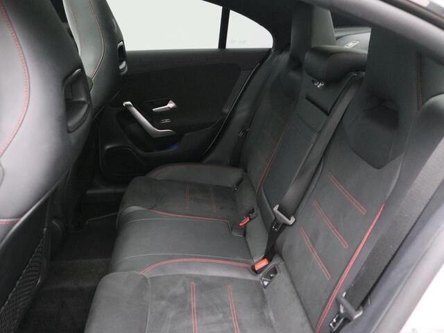 Mercedes-Benz CLA-KLASSE 180 AMG Line AMG Line | Night Pakket | Panorama Schuif-Kanteldak | Sfeerverlichting | 19 Inch AMG velgen | Distronic | Parkeerpakket met 360°-camera. Inclusief 24 maanden Mercedes-Benz Certified garantie voor Europa.