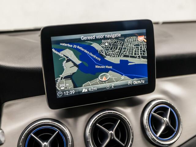 Mercedes-Benz CLA-KLASSE 180 AMG Sport Automaat (GROOT NAVI, LEDER/ALCANTARA, DIAMOND GRILL, GETINT GLAS, SPORTSTOELEN, CRUISE, ZWART HEMEL, LED KOPLAMPEN, NIEUWSTAAT)