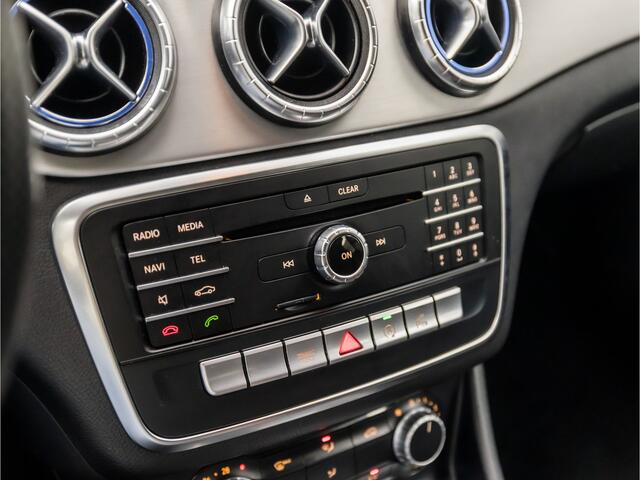 Mercedes-Benz CLA-KLASSE 180 AMG Sport Automaat (GROOT NAVI, LEDER/ALCANTARA, DIAMOND GRILL, GETINT GLAS, SPORTSTOELEN, CRUISE, ZWART HEMEL, LED KOPLAMPEN, NIEUWSTAAT)