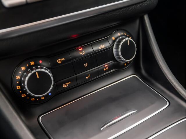 Mercedes-Benz CLA-KLASSE 180 AMG Sport Automaat (GROOT NAVI, LEDER/ALCANTARA, DIAMOND GRILL, GETINT GLAS, SPORTSTOELEN, CRUISE, ZWART HEMEL, LED KOPLAMPEN, NIEUWSTAAT)