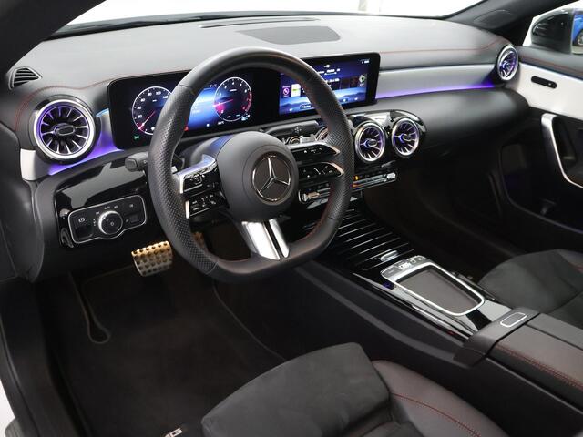Mercedes-Benz CLA-KLASSE 180 AMG Line | Panoramadak | Sfeerverlichting | Nightpakket | Stoelverwarming | Multimedia Systeem Groot |