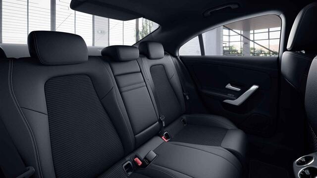 Mercedes-Benz CLA-KLASSE 200 Luxury Line | Trekhaak | Stoelverwarming | Sfeerverlichting | Widescreen |