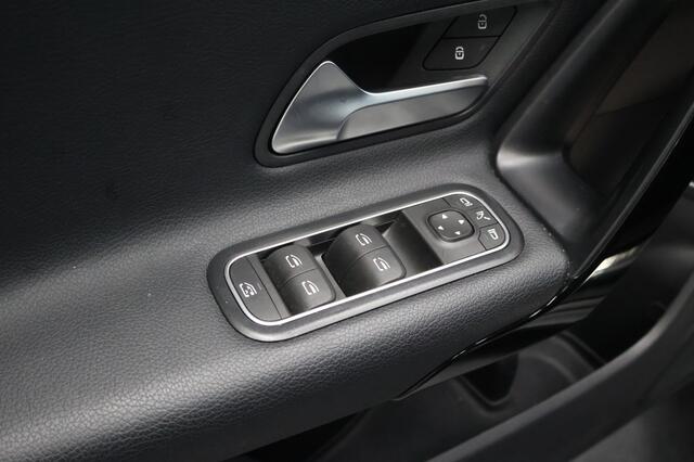 Mercedes-Benz CLA-KLASSE Shooting Brake 180 Business Solution | MBUX | Camera | LED | Navigatie