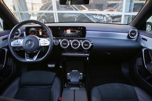 Mercedes-Benz CLA-KLASSE 180 AMG | Pano | Sfeerverlichting | Carplay |