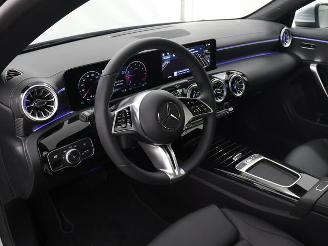 Mercedes-Benz CLA-KLASSE 180 Shooting Brake Star Edition Luxury line | Camera | Panoramadak | Stoelverwarming |