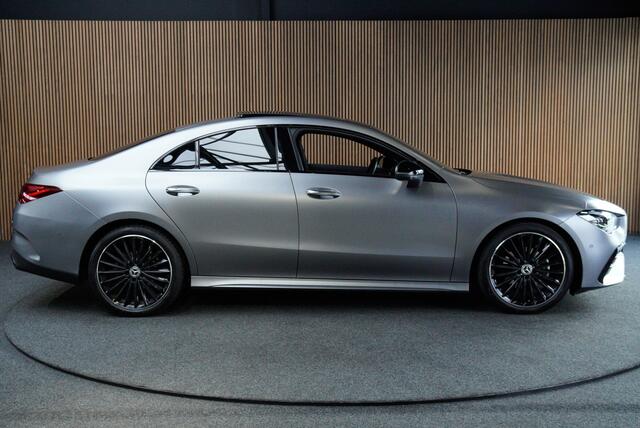 Mercedes-Benz CLA-KLASSE 180 AMG Line HUD Panodak Navi Leer Camera Memory Stoelverwarming Stuurverwarming PTS Ambient LM velgen