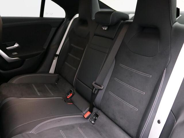 Mercedes-Benz CLA-KLASSE 250 e Business Solution AMG Trekhaak | AMG Line | Night Pakket | Panorama Schuif-Kanteldak | 19 Inch AMG velgen. Inclusief 24 maanden MB Certified garantie voor Europa.