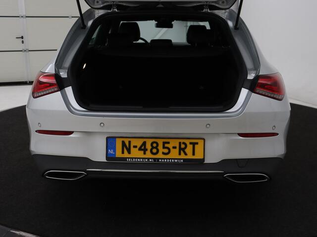 Mercedes-Benz CLA-KLASSE Shooting Brake 180 Business Solution | Stoelverwarming | Carplay | Camera | Half leder | Widescreen | Dodehoek detectie | Navigatie | Park Assist
