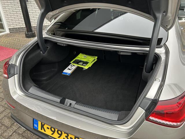 Mercedes-Benz CLA-KLASSE 180 Business Solution AMG | Trekhaak | Memory | Panoramadak