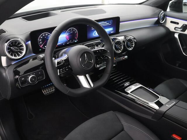 Mercedes-Benz CLA-KLASSE 180 Business Solution AMG | Panoramaschuifdak | AMG Line Plus | Night pakket | Head-up display | 360° camera | 19"AMG velgen |