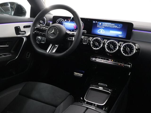 Mercedes-Benz CLA-KLASSE 180 Business Solution AMG | Panoramaschuifdak | AMG Line Plus | Night pakket | Head-up display | 360° camera | 19"AMG velgen |