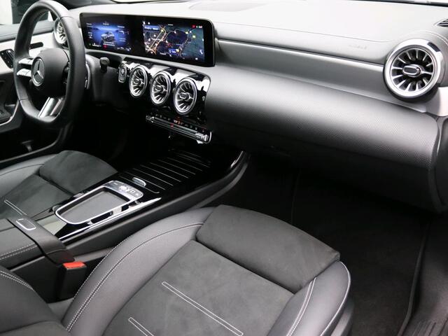 Mercedes-Benz CLA-KLASSE Shooting Brake 250 e Business Solution AMG AMG Line | Night Pakket |Panorama Schuif-Kanteldak | Memory Stoelen | Head-up display | Parkeerpakket met 360°-camera. Inclusief 24 maanden MB Certified garantie voor Europa.