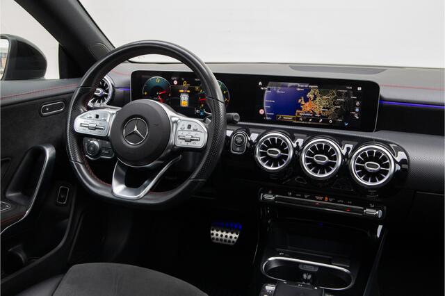 Mercedes-Benz CLA-KLASSE 180 AMG Nightpakket, Pano, Widescreen, Sfeerverlichting, Camera 2020
