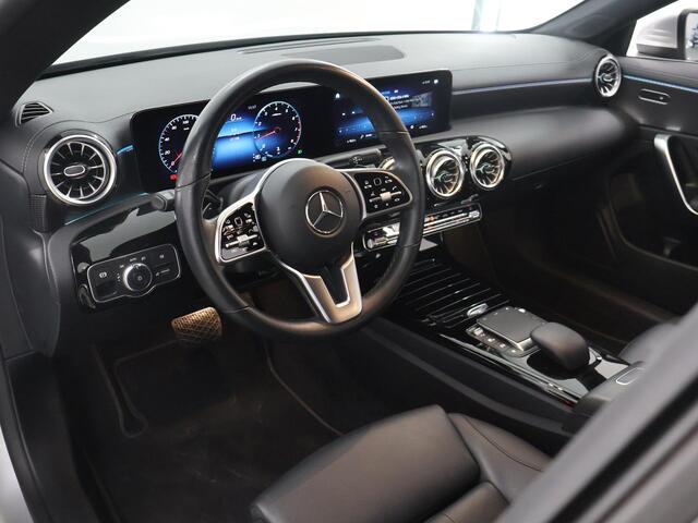 Mercedes-Benz CLA-KLASSE 180 Luxury Line | Achteruitrijcamera | Stoelverwarming | Widescreen | Distronic |