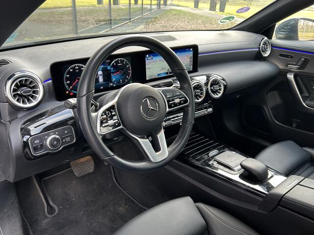 Mercedes-Benz CLA-KLASSE 180 Shooting Brake Luxury // Panoramadak // Distronic // Memory // MultiBeam LED // Camera // Sfeerverlichting // Keyless