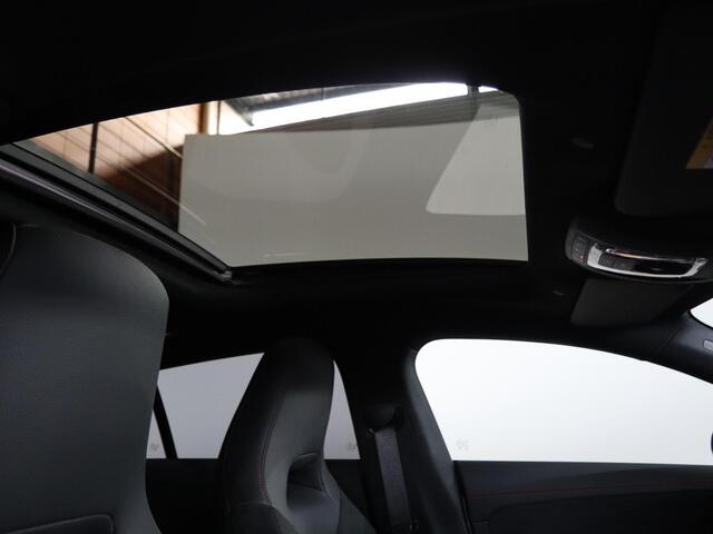 Mercedes-Benz CLA-KLASSE Shooting Brake 250e AMG Line | Panoramaschuifdak | Night | Achteruitrijcamera| Stoelverwarming voor | LED koplampen | Afneembare Trekhaak | Apple Carplay / Android auto