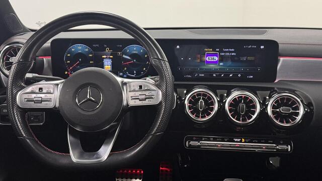 Mercedes-Benz CLA-KLASSE 200 Business Solution AMG | Panoramadak | AMG | Navigatie |