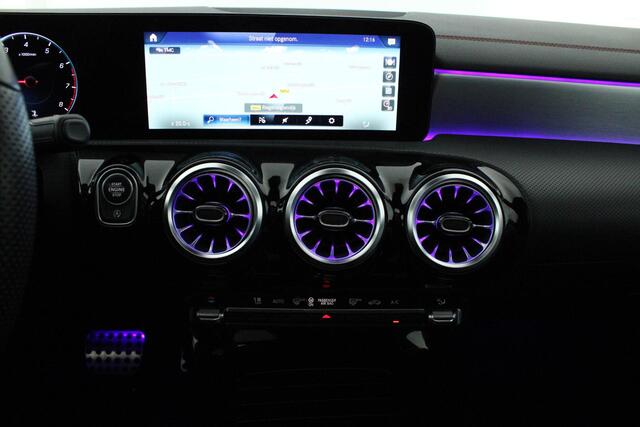 Mercedes-Benz CLA-KLASSE 200 163pk Solution AMG Trekhaak Camera Burmester Stoelverwarming Sfeerverlichting Panoramadak Navigatie