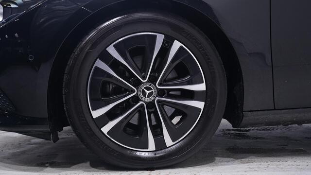 Mercedes-Benz CLA-KLASSE Shooting Brake 180 Business Line NAP 1e eigen. LED-verlichting 17"-lichtmetalen velgen navigatie PDC v+a DAB bleutooth Camera sportstoelen stoelverwarming voor electr-achterklep schakelflippers aan het stuur