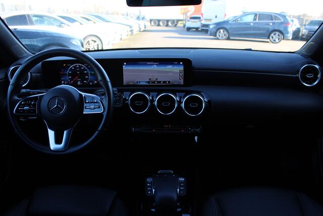 Mercedes-Benz CLA-KLASSE Shooting Brake 180 AUT7 Luxury Line LEDER NAVI CAMERA CARPLAY