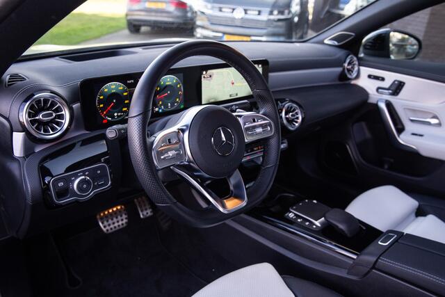 Mercedes-Benz CLA-KLASSE 200 Premium Plus , Panoramadak, Burmester, Head-up display,