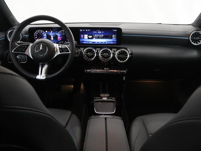 Mercedes-Benz CLA-KLASSE Shooting Brake 180 Star Edition Luxury Line | Panoramadak | Getint glas | Sfeerverlichting | Widescreen | Stoelverwarming |