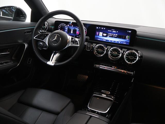 Mercedes-Benz CLA-KLASSE Shooting Brake 180 Star Edition Luxury Line | Panoramadak | Getint glas | Sfeerverlichting | Widescreen | Stoelverwarming |