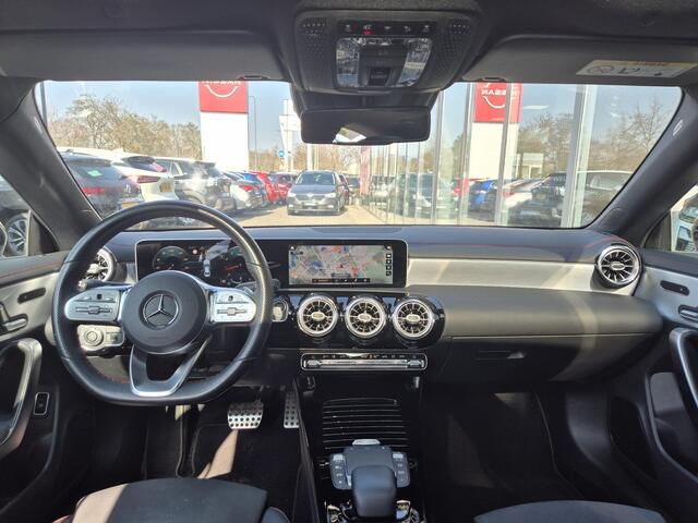 Mercedes-Benz CLA-KLASSE 200 Business Solution AMG | Navigatie | Panoramadak |