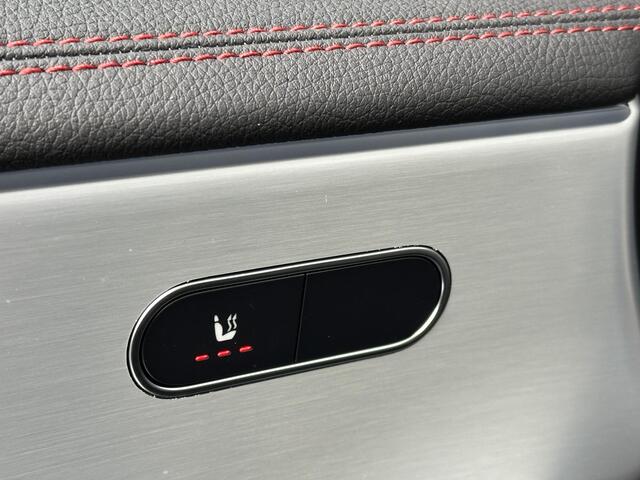 Mercedes-Benz CLA-KLASSE 180 AMG Line | Premium | Nightpakket | Panoramadak | Achteruitrijcamera | Stoelverwarming | Sfeerverlichting