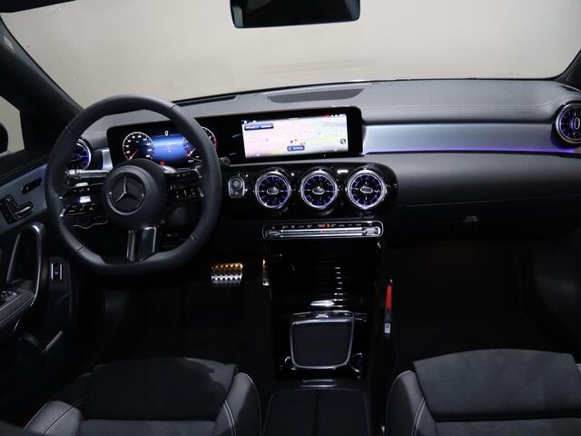 Mercedes-Benz CLA-KLASSE 180 Business Solution AMG | Panoramaschuifdak | AMG Line Plus | Head-up display | Nightpakket | 360° camera | Dodehoekassistent |
