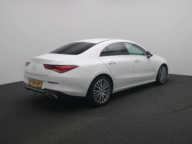 Mercedes-Benz CLA-KLASSE 180 Luxury Line | Keyless Go | Sfeerverlichting | Car Play | Stoelverwarming | Parkeerpakket met Camera | Inclusief 24 maanden Mercedes-Benz Certified garantie voor Europa.