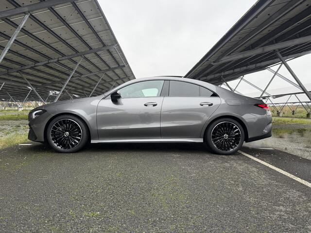 Mercedes-Benz CLA-KLASSE 180 Business Solution AMG | Nightpakket | Panoramadak | AMG Line Plus | Burmester | Elek. Trekhaak | Rijassistentiepakket | HUD | 360° camera | Techniekpakket | Winter pakket | Apple Carplay/Android Auto |