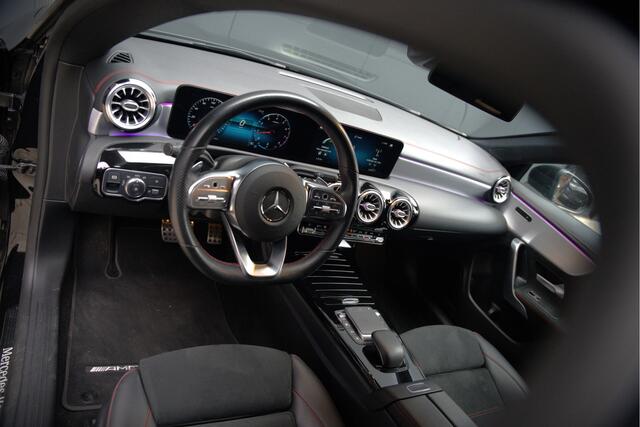 Mercedes-Benz CLA-KLASSE 180 Business Solution AMG | Stoelverwarming | Camera | Ambiance Verlichting | Keyless | Memory Seats | Navigatie | Cruise Control |