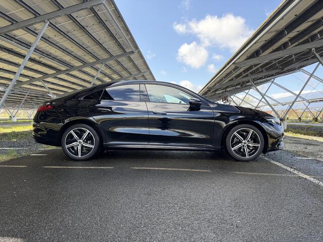 Mercedes-Benz CLA-KLASSE 200 Business Solution AMG 58 kWh | Night | Panoramadak | Premium Plus | Superscreen | Trekhaak | Head-Up | Burmester | 19" LM velgen |