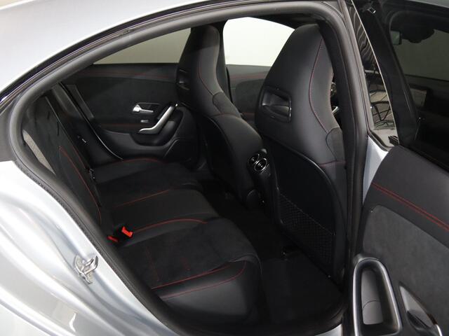 Mercedes-Benz CLA-KLASSE 180 AMG Line | Panoramaschuifdak | Night | Achteruitrijcamera | MBUX