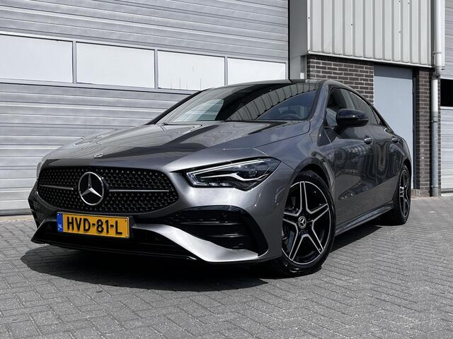 Mercedes-Benz CLA-KLASSE 180 Star Edition AMG | Night Pakket | Panoramadak | Bruin Interieur | Dodehoekassistent | Apple CarPlay | Android Auto | Sfeerverlichting | Stoelverwarming | Parkeersensoren | Achteruitrijcamera | Elektrisch Inklapbare Buitenspiegels