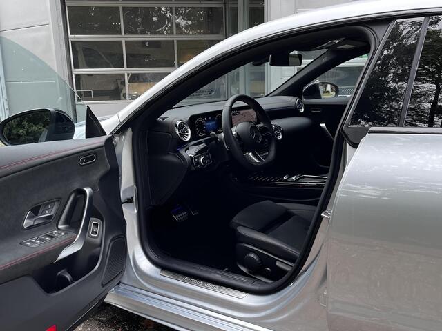 Mercedes-Benz CLA-KLASSE 250 e Star Edition AMG | Night Pakket | Dodehoekassistent | Apple CarPlay | Android Auto | Sfeerverlichting | Stoelverwarming | Parkeersensoren | Achteruitrijcamera | Elektrisch Inklapbare Buitenspiegels