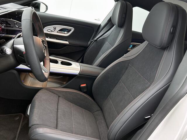 Mercedes-Benz CLA-KLASSE 180 Business Solution AMG | Premium pakket | Nightpakket | Trekhaak | Smartphone integratie | PARKTRONIC | URBAN GUARD | Sfeerverlichting | Stoelverwarming | Sportstoelen | Vast panoramadak |