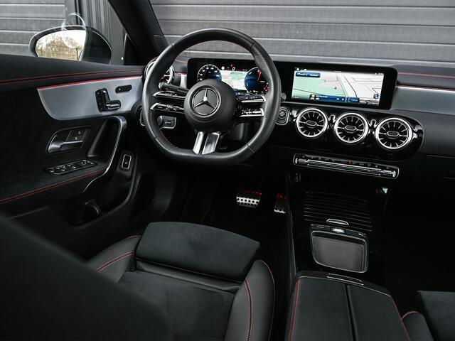 Mercedes-Benz CLA-KLASSE 250 e AMG Line | Panoramadak | Distronic | Night pack | Stoelverwarming | 360 camera | Keyless | Head-up | Ambiance interieur