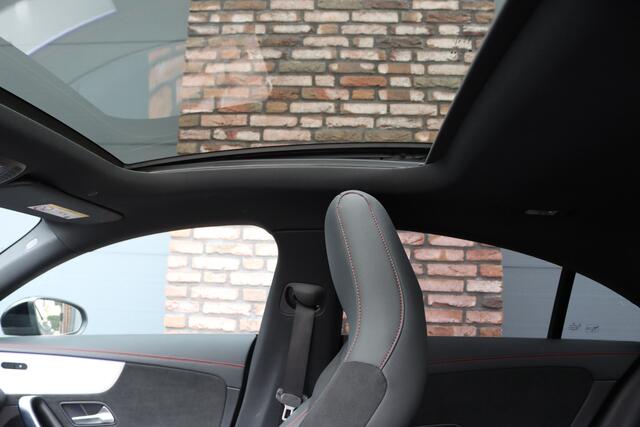 Mercedes-Benz CLA-KLASSE 180 Star Edition AMG Line | Panoramadak | Distronic | Camera | Sfeerverlichting | Keyless Go | Multibeam LED | Zitcomfortpakket | Nightpakket |