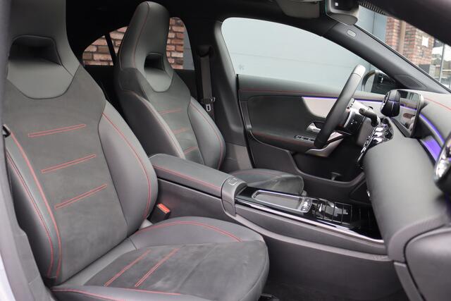 Mercedes-Benz CLA-KLASSE 180 Star Edition AMG Line | Panoramadak | Distronic | Camera | Sfeerverlichting | Keyless Go | Multibeam LED | Zitcomfortpakket | Nightpakket |
