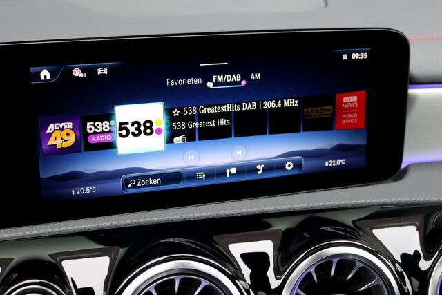 Mercedes-Benz CLA-KLASSE 180 Star Edition AMG Line | Panoramadak | Distronic | Camera | Sfeerverlichting | Keyless Go | Multibeam LED | Zitcomfortpakket | Nightpakket |