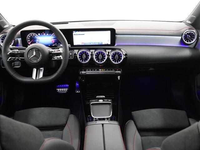 Mercedes-Benz CLA-KLASSE 180 Business Solution AMG | Panoramaschuifdak | Premium Plus-pakket | Winterpakket | Techniek-pakket | Burmester | Trekhaak | Head-up display |