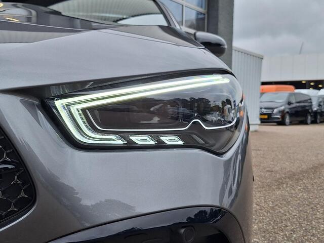 Mercedes-Benz CLA-KLASSE 200 AMG Line | Premium Pakket | Night Pakket | Winter Pakket | Panoramadak | Trekhaak | Burmester Surround Sound | MULTIBEAM LED Koplampen | Dodehoekassistent |