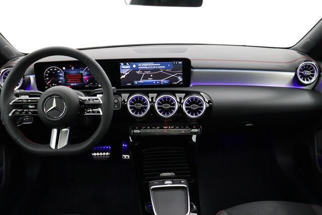 Mercedes-Benz CLA-KLASSE 180 AMG Line | Premium Pakket | Night Pakket | Panoramadak | MULTIBEAM LED Koplampen | Dodehoekassistent | Advanced Sound System | Sfeerverlichting |