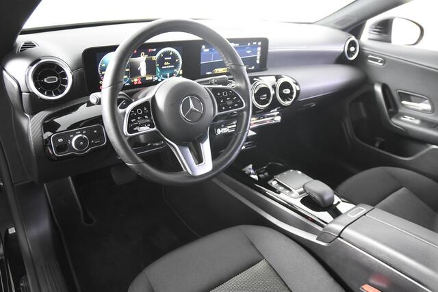 Mercedes-Benz CLA-KLASSE 200 d Business Line *1ste Eigenaar*Navigatie*Trekhaak*Stoelverwarming*