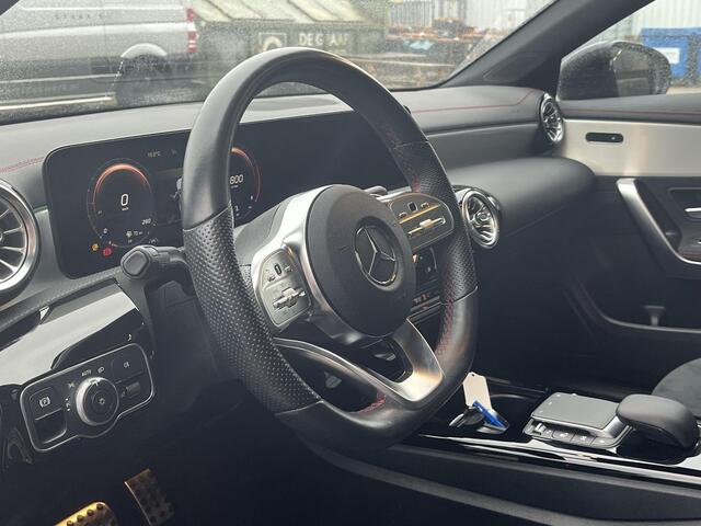 Mercedes-Benz CLA-KLASSE 180 AMG Line | Panoramadak | CarPlay | Cruise Control | Navigatie | Led Koplampen