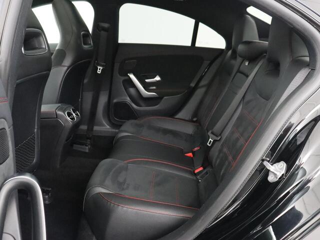 Mercedes-Benz CLA-KLASSE 180 AMG Line | Panoramadak | Carplay | Leder/Alcantara | Stoelverwarming | Navigatie | Keyless | Camera | Full LED | Sportstoelen | Widescreen | Sfeerverlichting | Climate control