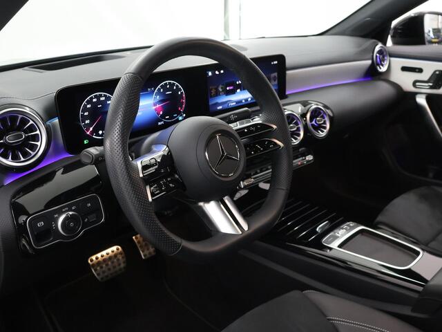 Mercedes-Benz CLA-KLASSE 180 Business Solution AMG | Panoramaschuifdak | AMG Line Plus | Head-up display | Nightpakket | 360° camera | Dodehoekassistent |