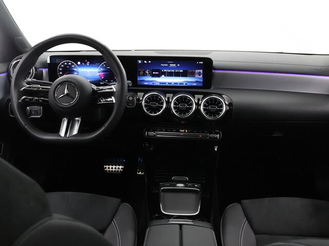 Mercedes-Benz CLA-KLASSE 180 Business Solution AMG | Panoramaschuifdak | AMG Line Plus | Head-up display | Nightpakket | 360° camera | Dodehoekassistent |
